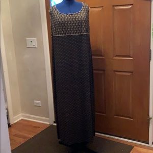 Long sleeveless dress